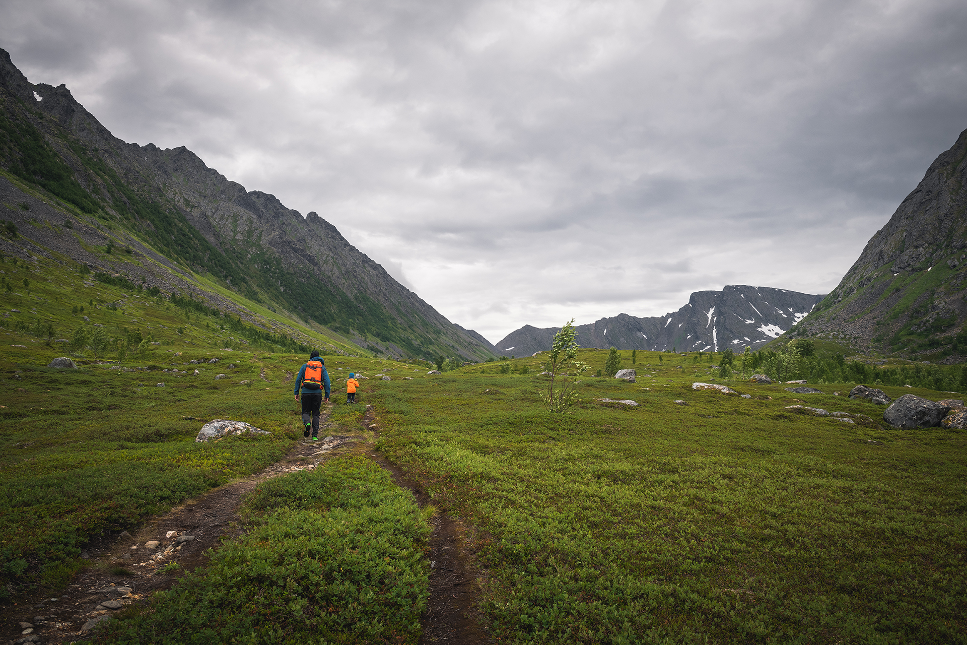 Mann og barn på gåtur i fjellet. Foto.