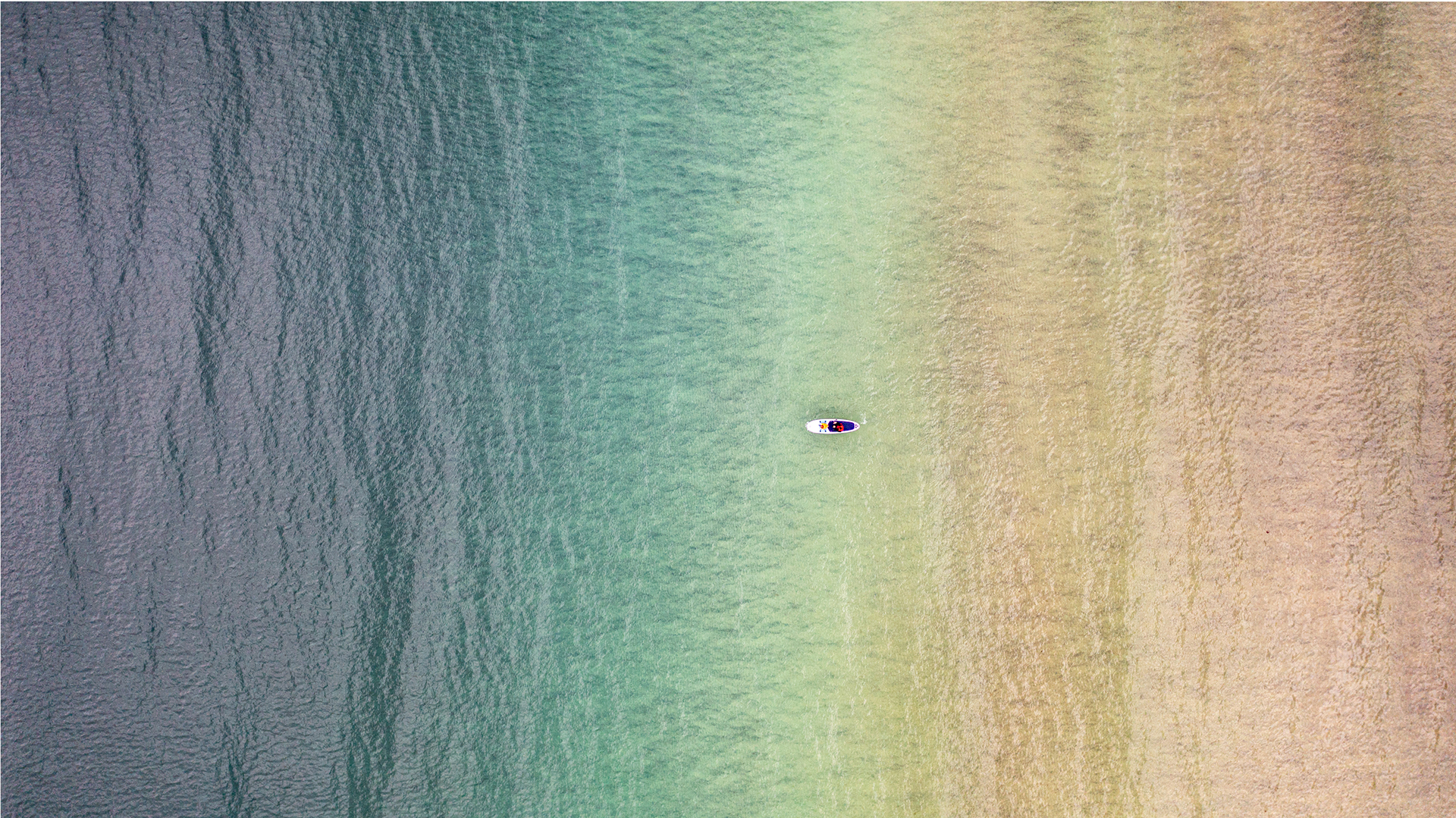 SUP-padling på havet, foto sett ovenfra.