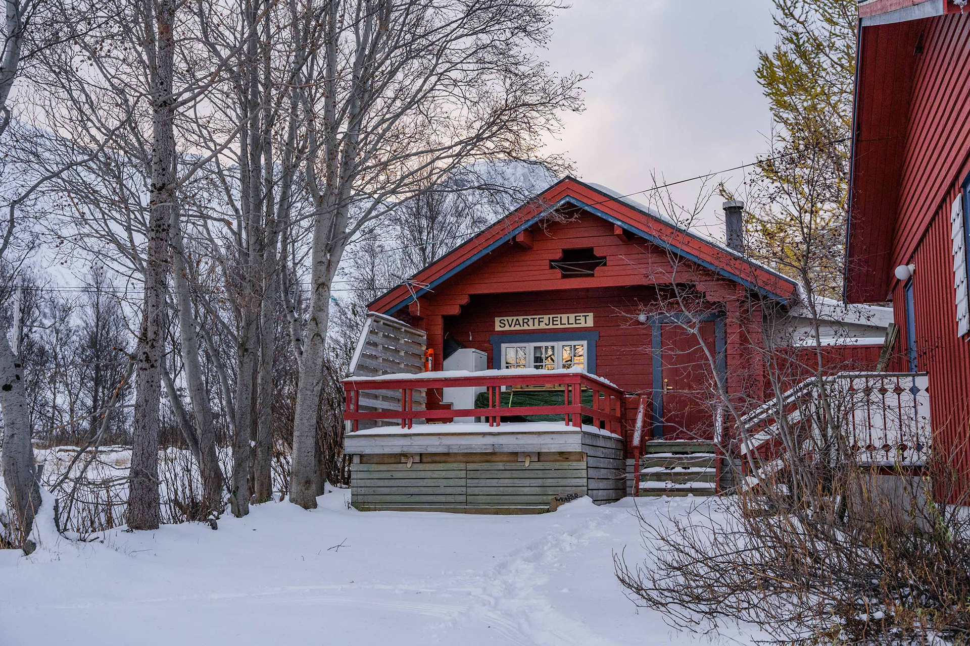 Svartfjellet rød hytte sett utenfra i vinterlandskap. Foto.
